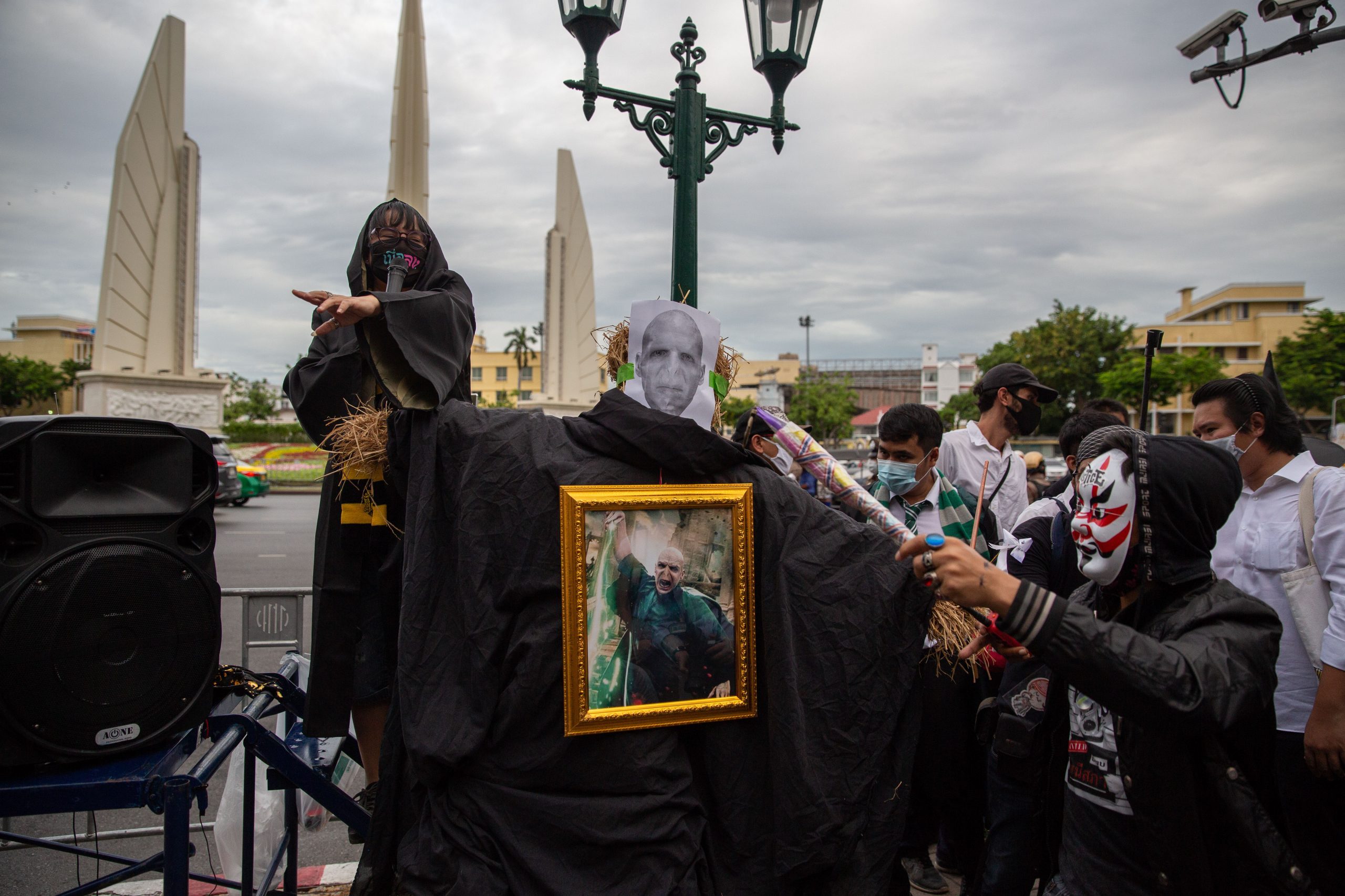 Jóvenes protestan contra el gobierno de Tailandia vestidos como Harry Potter