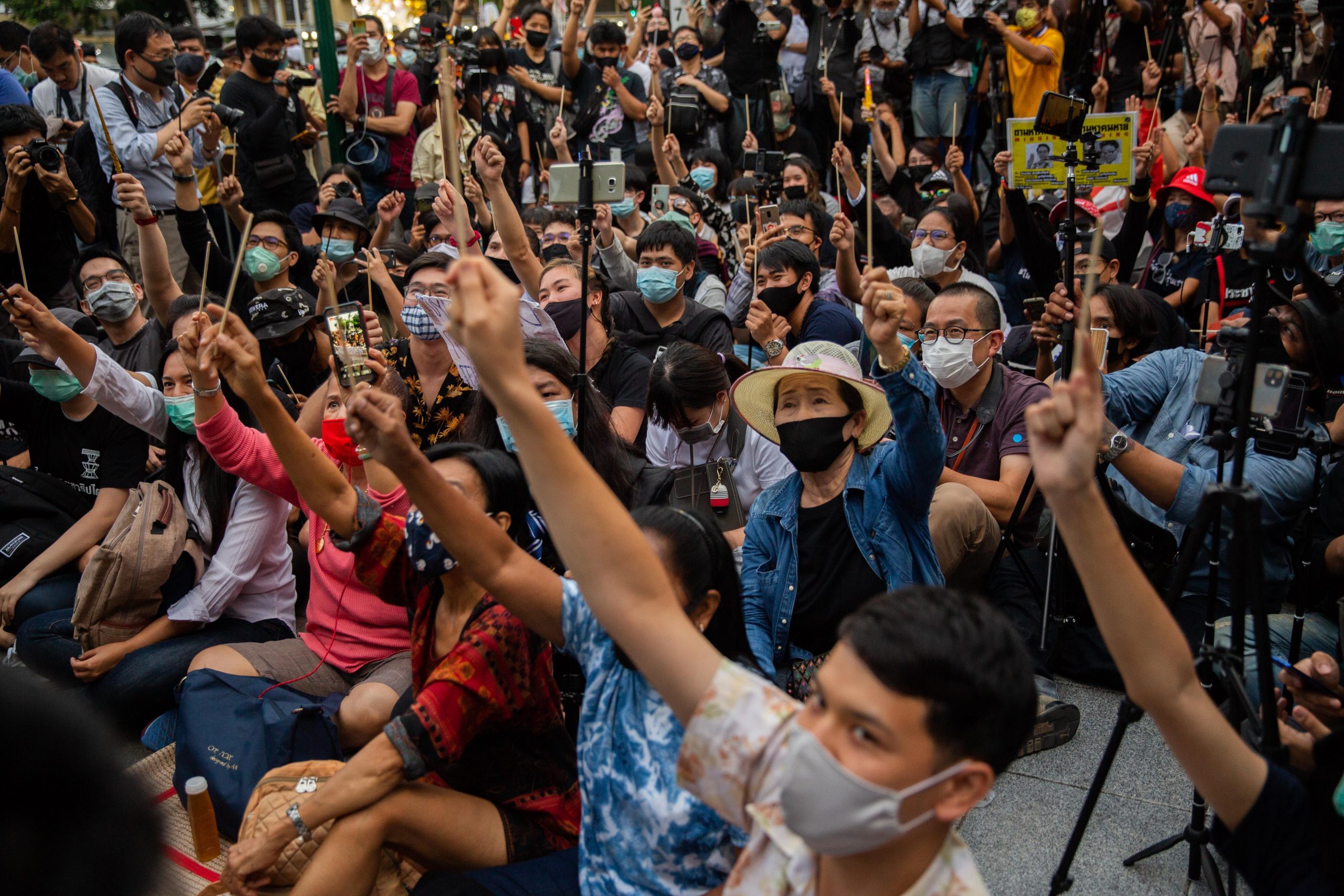 Jóvenes protestan contra el gobierno de Tailandia vestidos como Harry Potter