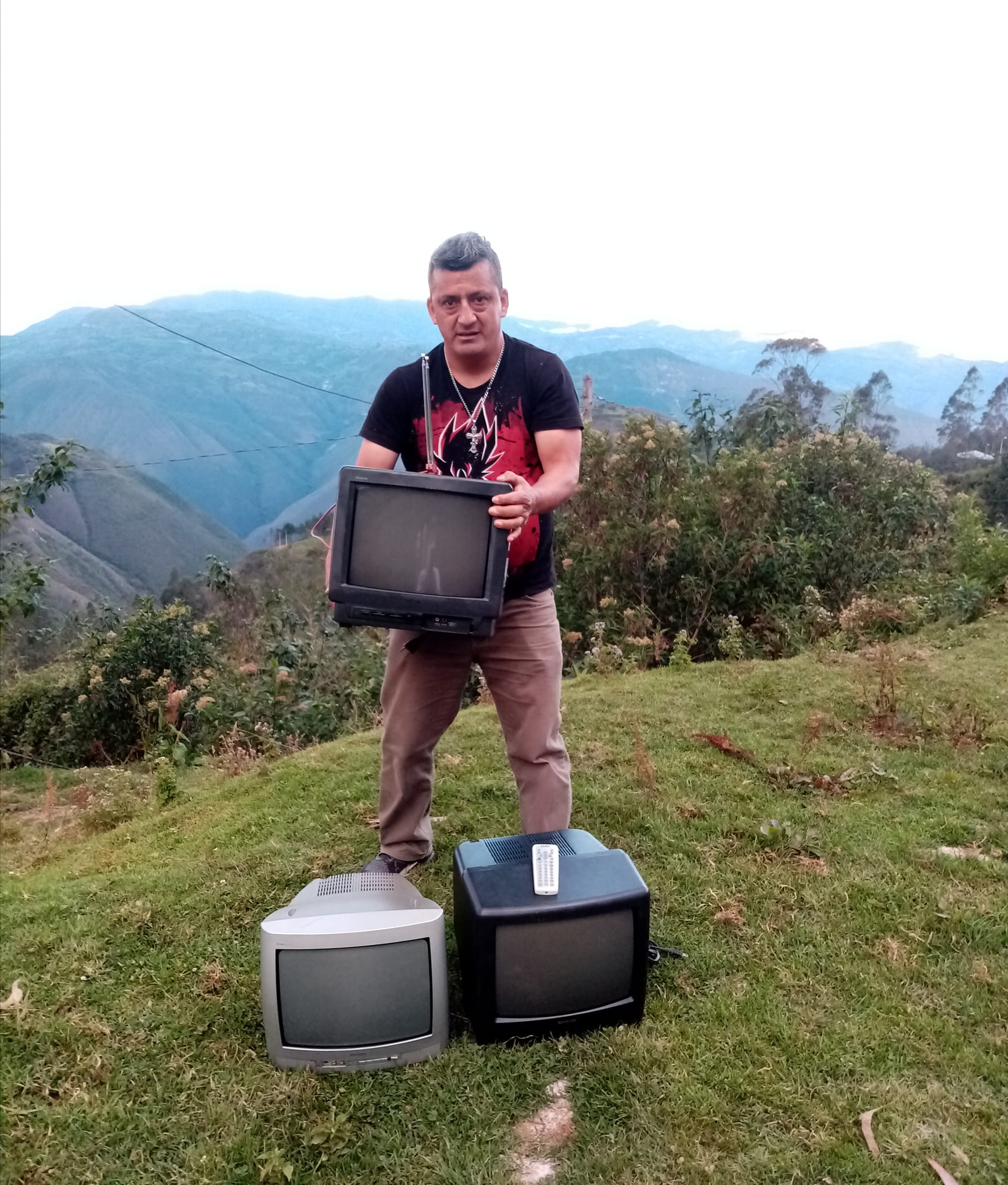 ¡Aplausos! Maestro reparte televisiones para que sus alumnos no se queden sin clase