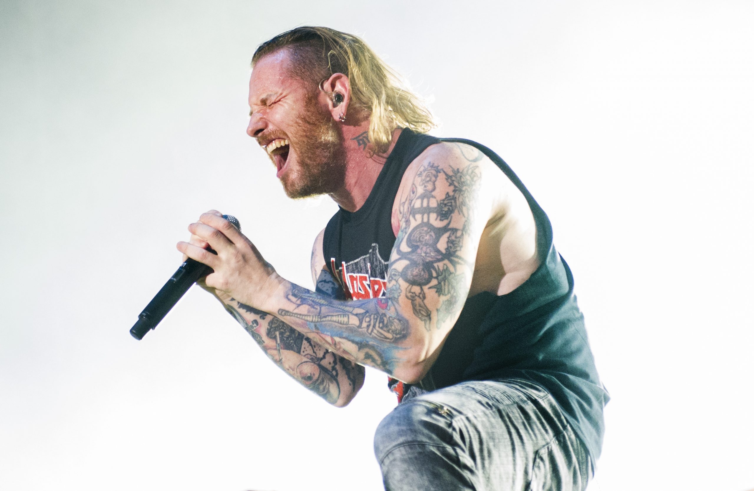 Corey Taylor mezcla el hard rock con el country en su nueva rola "HWY 666"