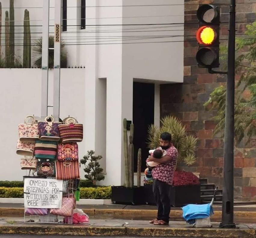 Hombre cambia artesanías para darle de comer a su bebé y la ciudadanía se unió para ayudarlo