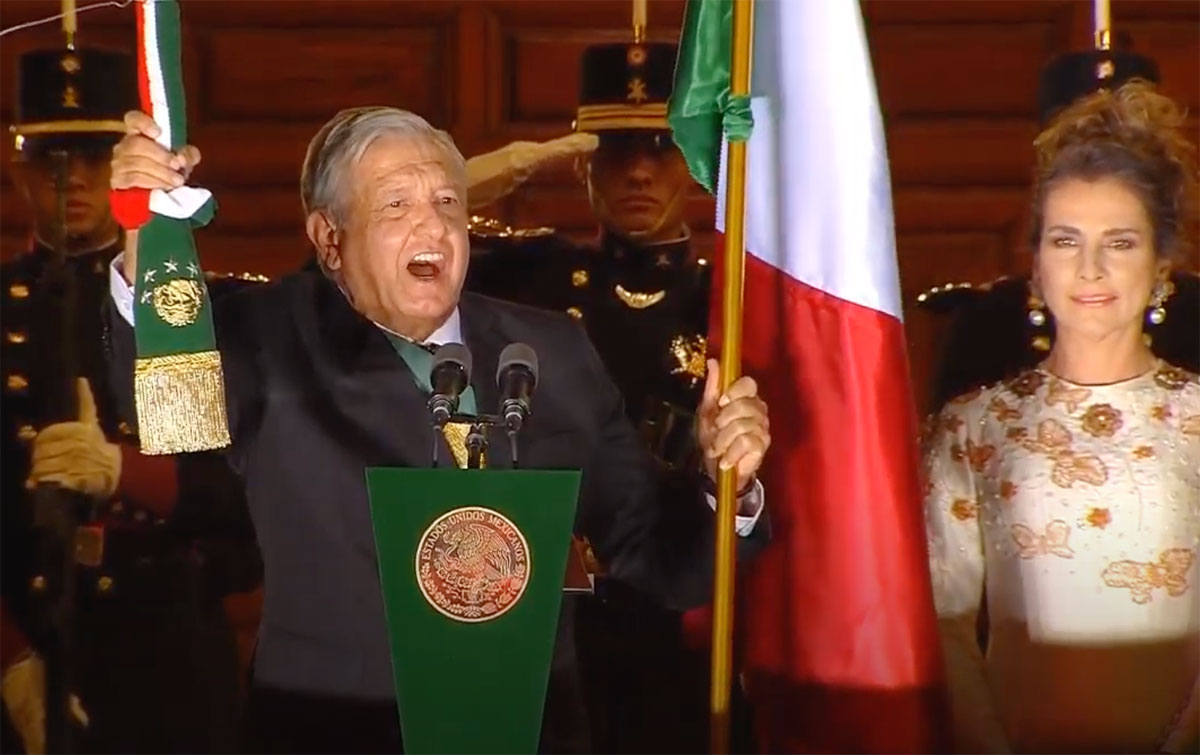 Ante un Zócalo vacío, AMLO da el Grito de Independencia