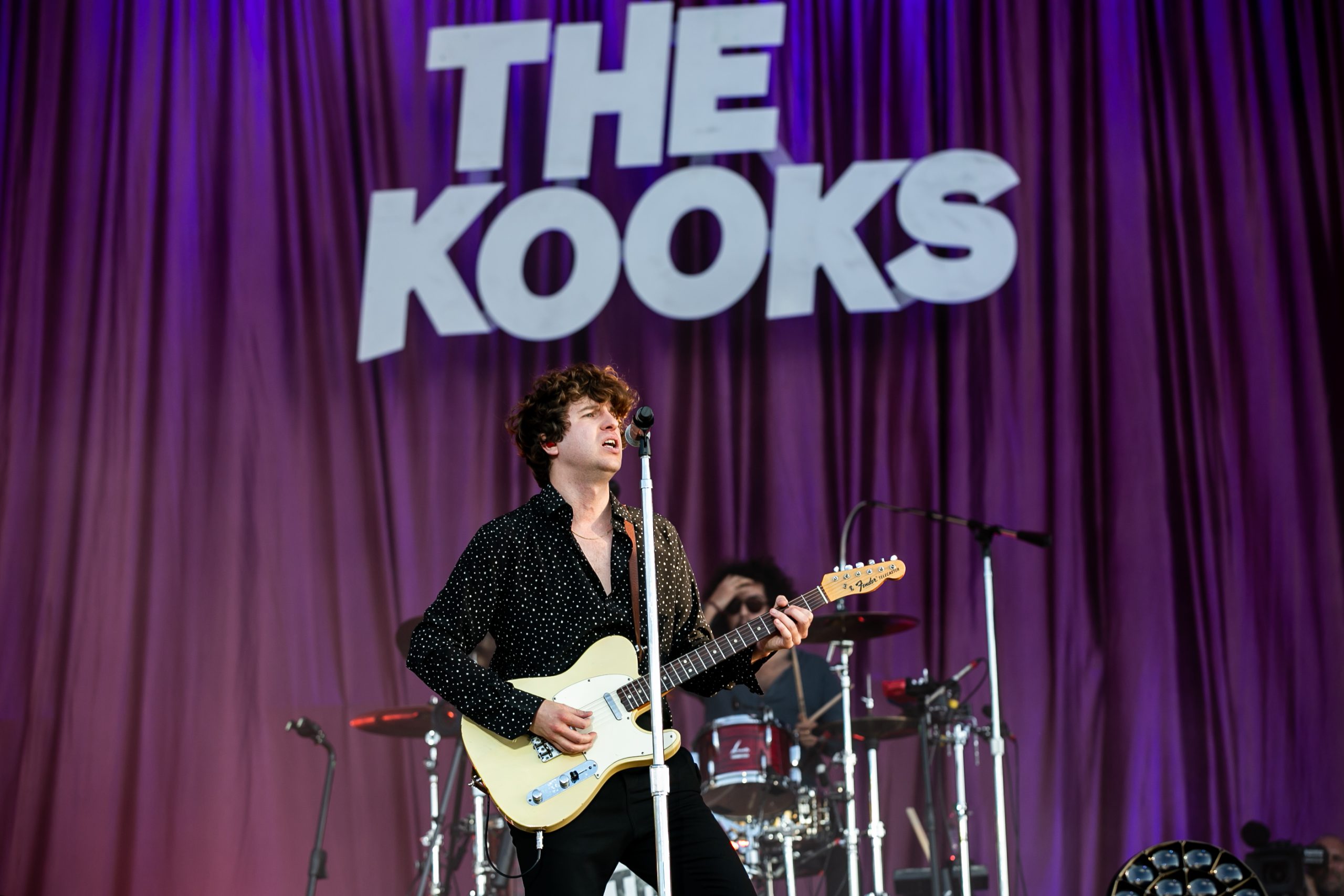 The Kooks regresan junto a filous con el divertido video de "Hey Love"