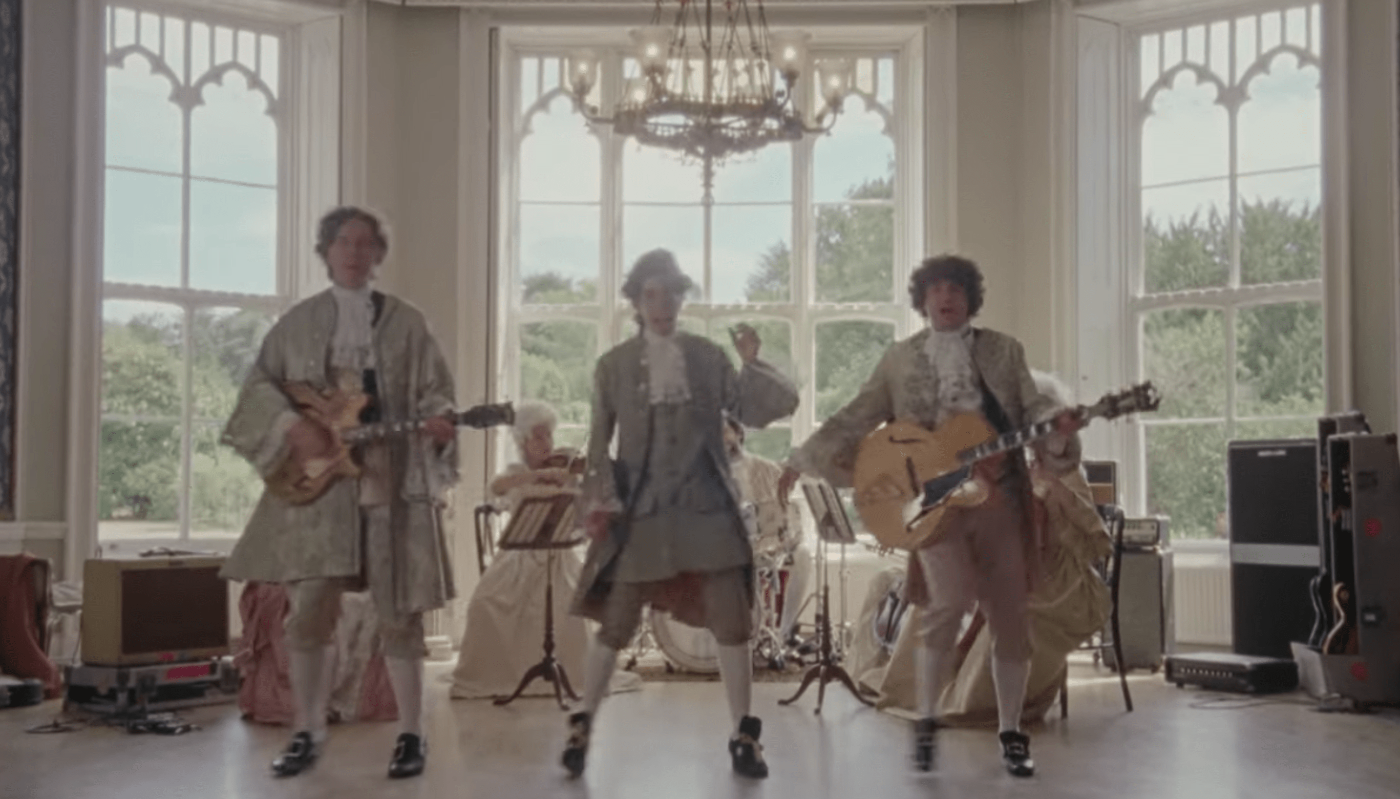 The Kooks regresan junto a filous con el divertido video de "Hey Love"