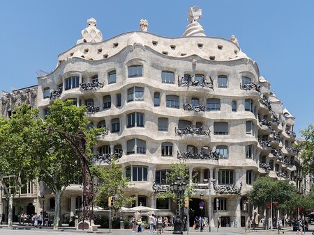 1024px Casa Mila General View Cropped