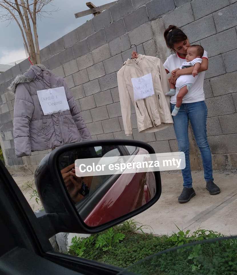 Mujer intercambiaba ropa por pañales para su bebé y el internet se unió para ayudarla