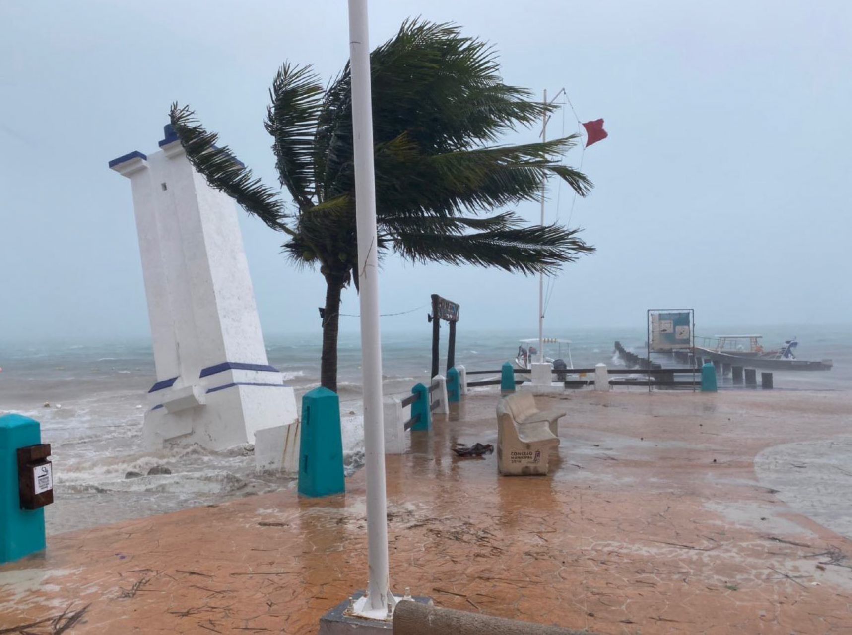 Captan a abuelito en silla de ruedas trabajando bajo las lluvias de la tormenta tropical 'Gamma', en Yucatán