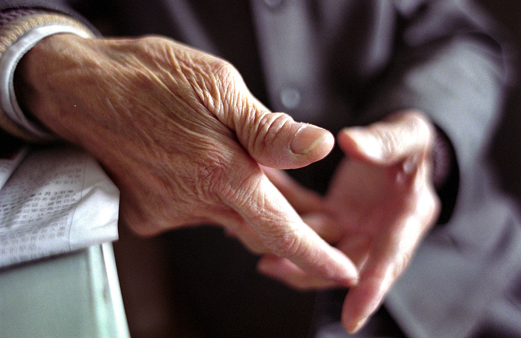 Sniff: Captan a abuelito vendiendo periódicos bajo las lluvias que ha causado 'Gamma' en Yucatán