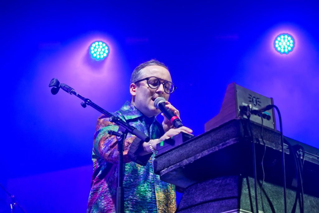 Escucha “Straight To The Morning”, la nueva canción de Hot Chip y Jarvis Cocker 