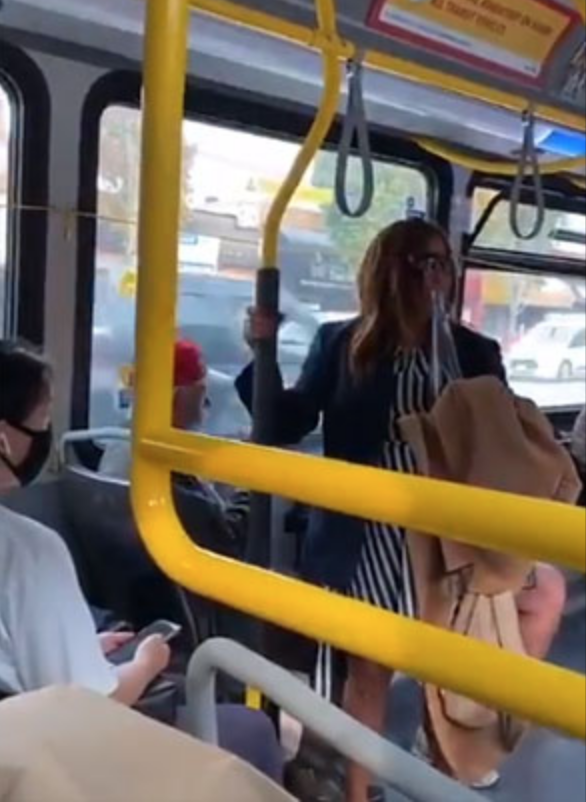 Por gandalla: Mujer escupe a pasajero de un camión y la bajan a empujones