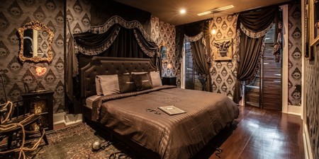 C1920 Booking Comaddamsfamily Morticiaandgomezbedroom 732570