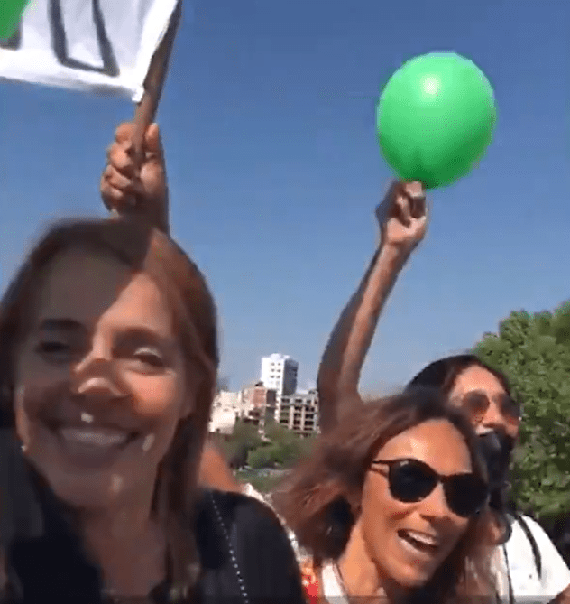 Mujeres rentan una grúa para visitar a su amiga con cáncer en el hospital