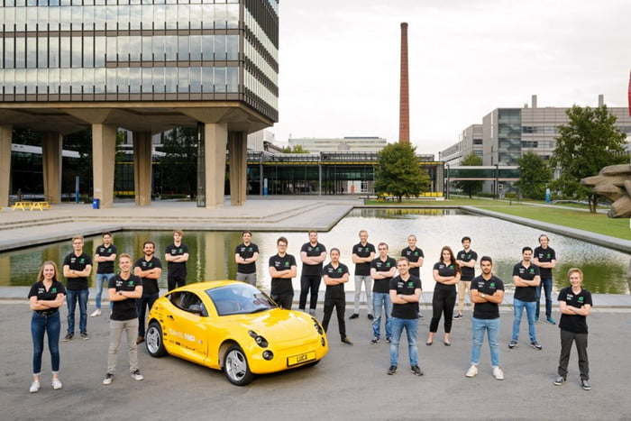 ¡Grandes! Estudiantes crean un automóvil eléctrico hecho de basura 