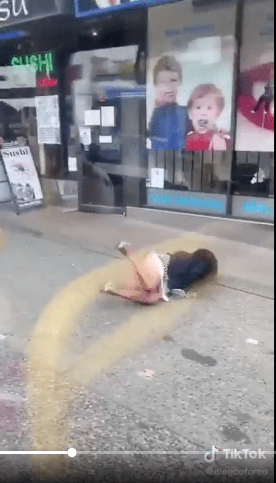Por gandalla: Mujer escupe a pasajero de un camión y la bajan a empujones