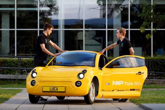 ¡Grandes! Estudiantes crean un automóvil eléctrico hecho de basura 