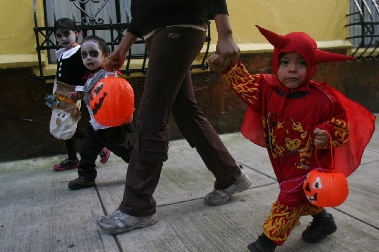 ¡Guarden los disfraces! En Neza prohíben que niños y adultos salgan a pedir 'calaverita'