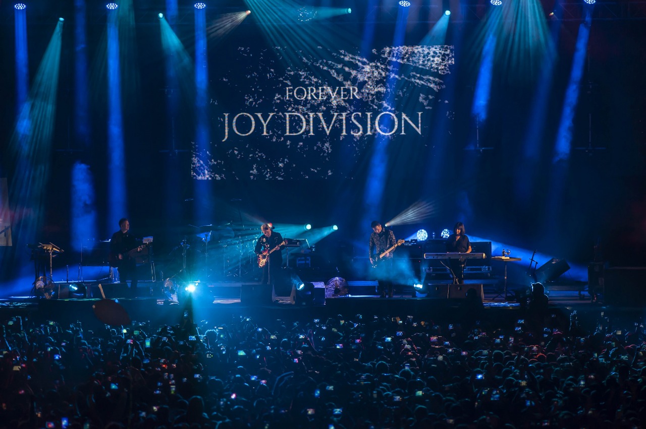 New Order en el Corona: El tributo a Ian Curtis, un ritual para los fanáticos