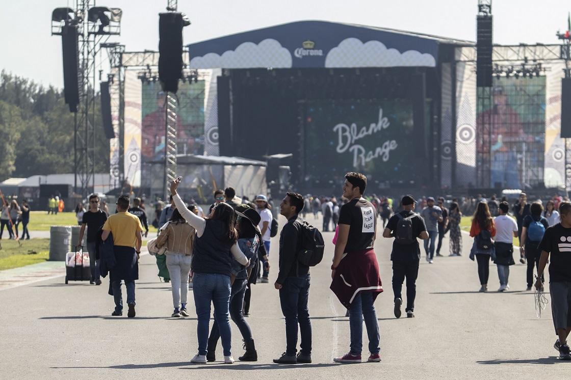 Mujer roba celulares durante el Corona Capital