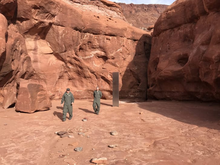 ¡Como en '2001: A Space Odyssey'! Encuentran un extraño monolito de metal en el desierto de Utah