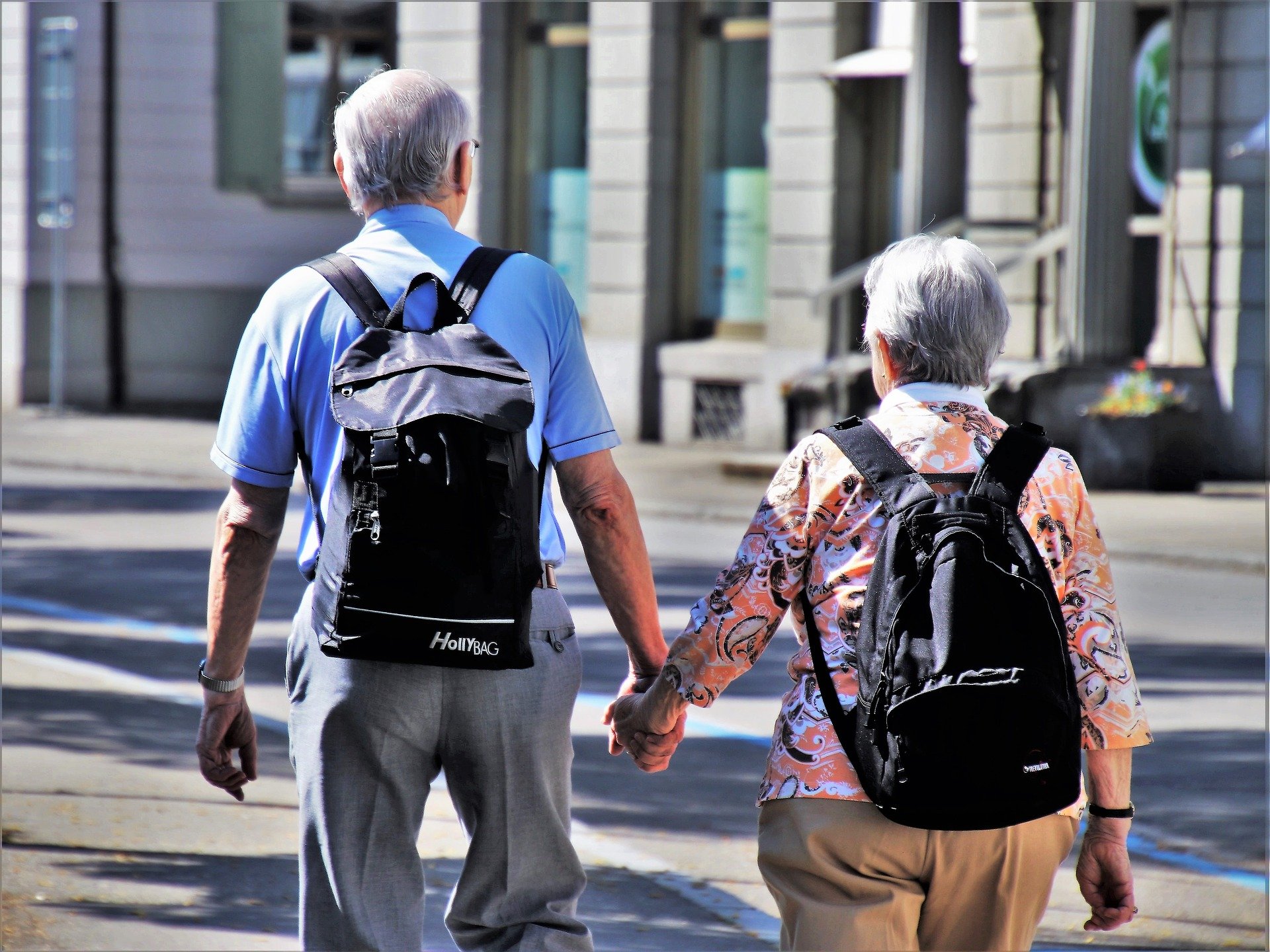 Amor incondicional: Abuelito taxista lleva a su esposa con Alzheimer para cuidarla mientras trabaja