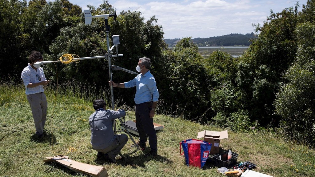 Científicos de la facultad de Astronomía de la Universidad de Chile se preparan para el eclipse hoy, en Carahue en la región de la Araucanía. El sur de Chile y más en concreto la región de la Araucanía será el epicentro del eclipse solar total que tendrá lugar el próximo día lunes 14 de diciembre. Foto de EFE/Alberto Valdes.