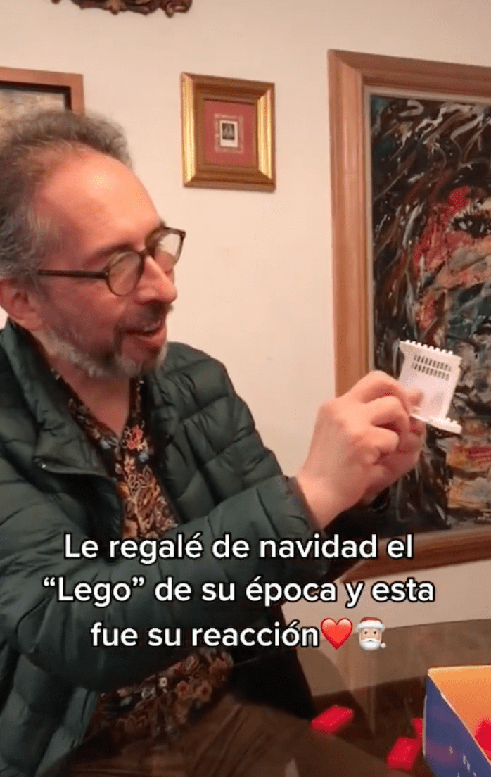 Papá conmueve al internet al recibir el juguete que siempre quiso de niño