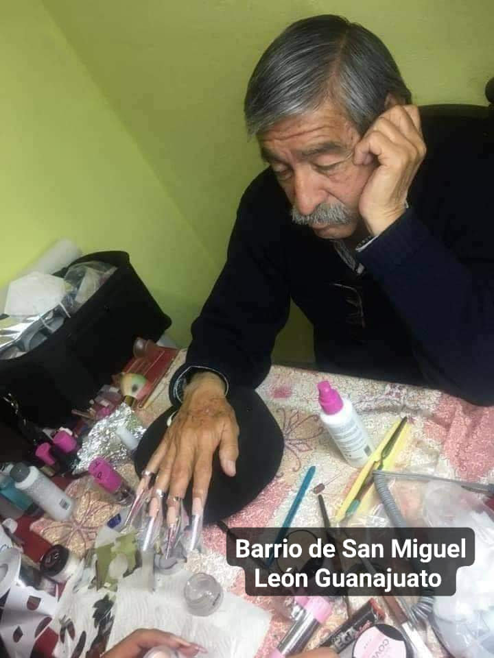 "Yo soy tu modelo": Papá se deja poner uñas postizas para que su hija pasara un examen