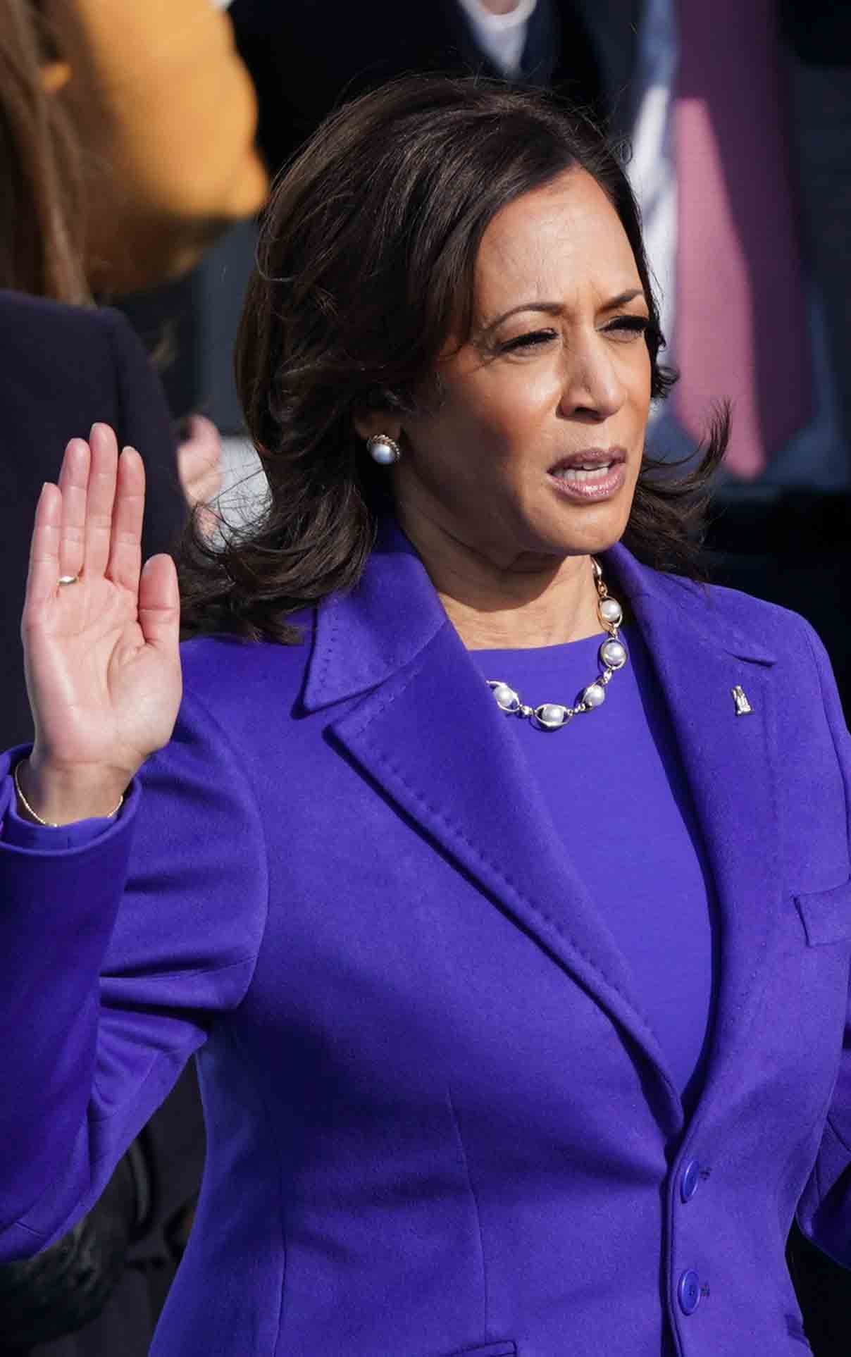 kamala harris jurando en la toma de posesion