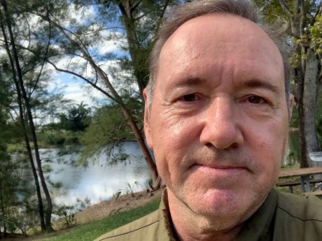 Kevin Spacey reaparece con un importante mensaje sobre la prevención del suicidio