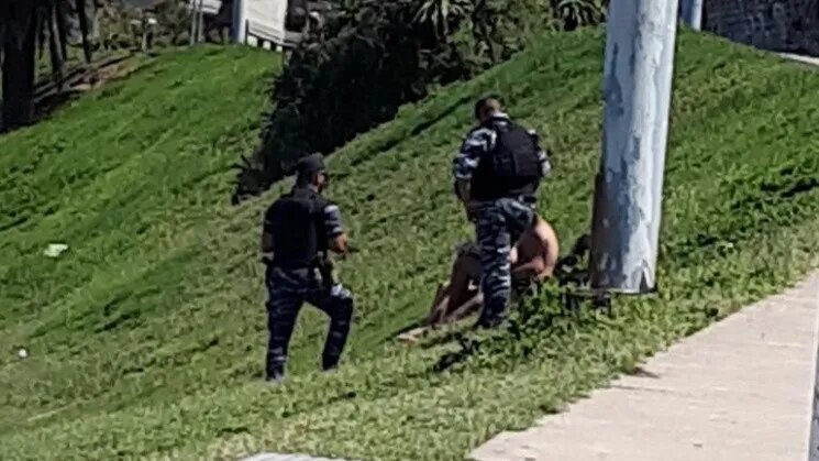 Cachan a una pareja haciendo 'el delicioso'... en pleno parque 