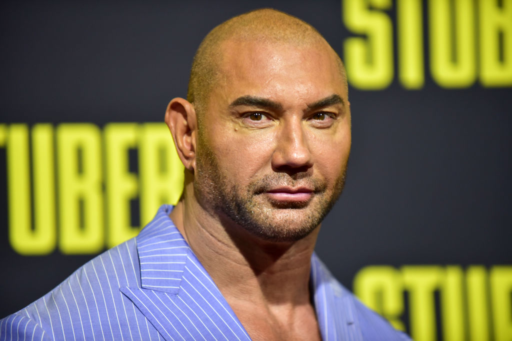 Dave Bautista ofrece recompensa para atrapar a quien escribió ‘Trump’ en un manatí