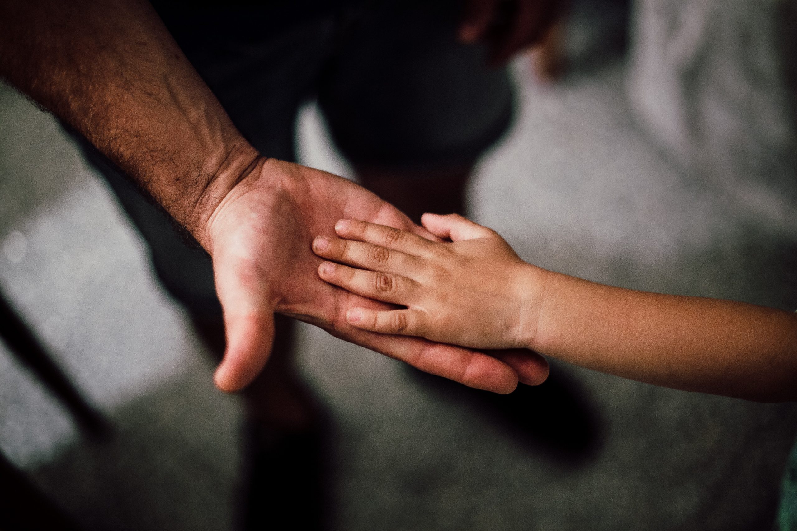 Papá se inscribió a la universidad para acompañar a su hijo con autismo