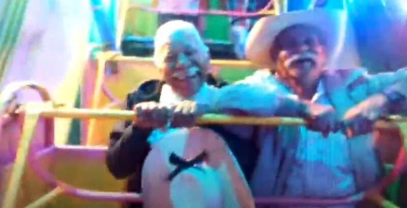 Pura diversión: Abuelitos se suben a juego mecánico y su reacción se vuelve viral