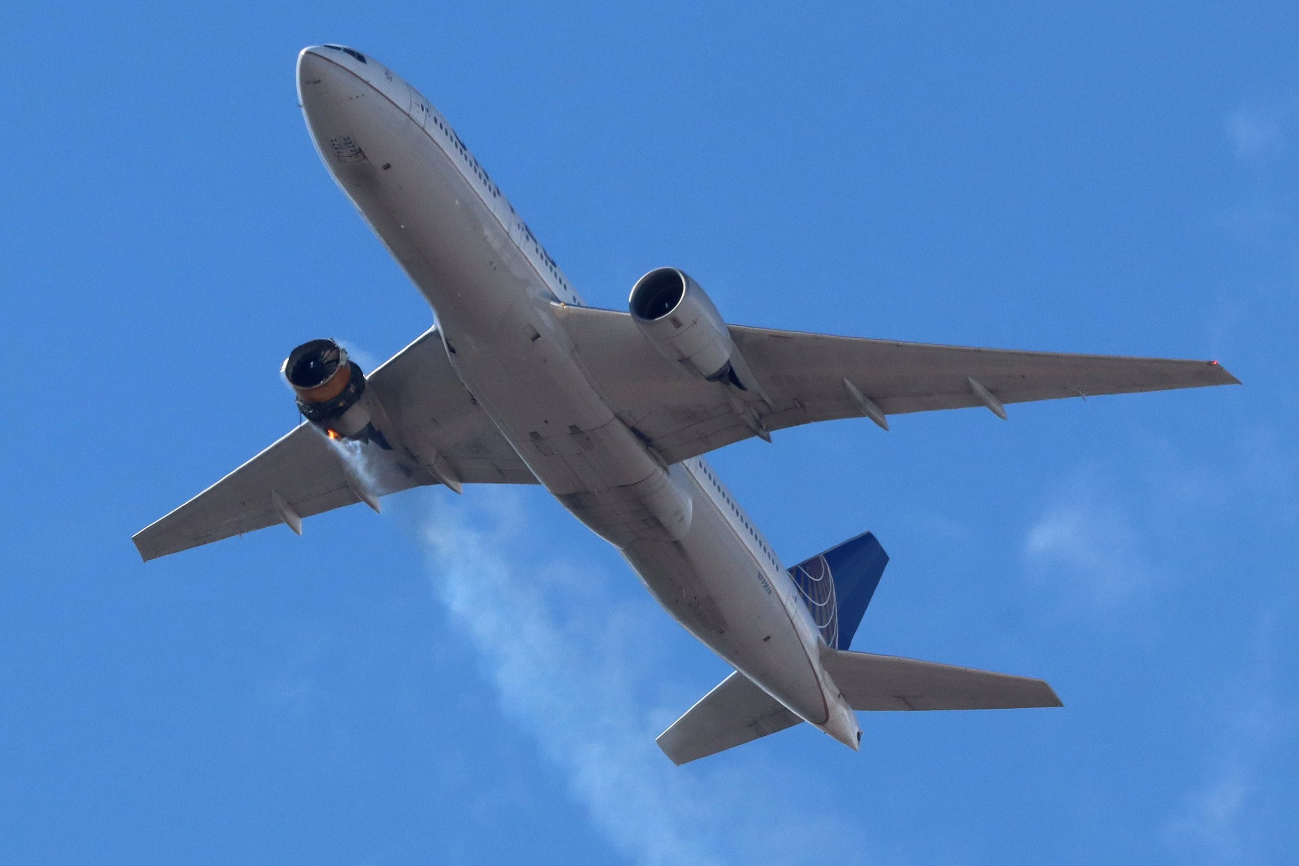 ¡OLOV! Captan el momento en que un avión pierde partes de un motor que comienza a incendiarse