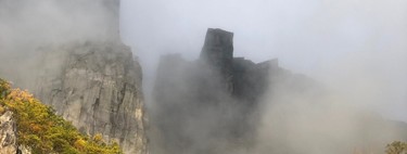 El púlpito de Preikestolen visto desde el fiordo