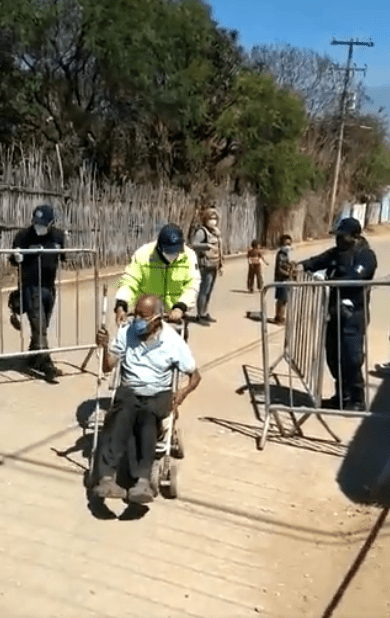 Dos niños de Oaxaca llevan a vacunar a su abuelito en una carreola