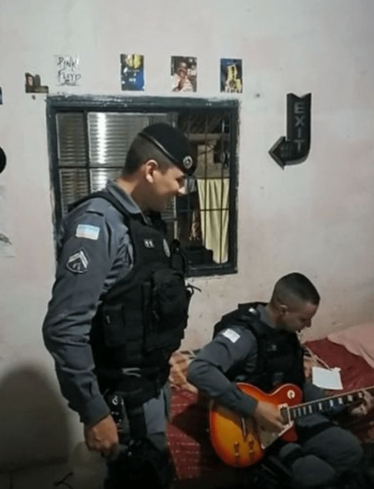 ¡Rifado! Policía detiene a narco; termina tocando rolas de Iron Maiden y Metallica