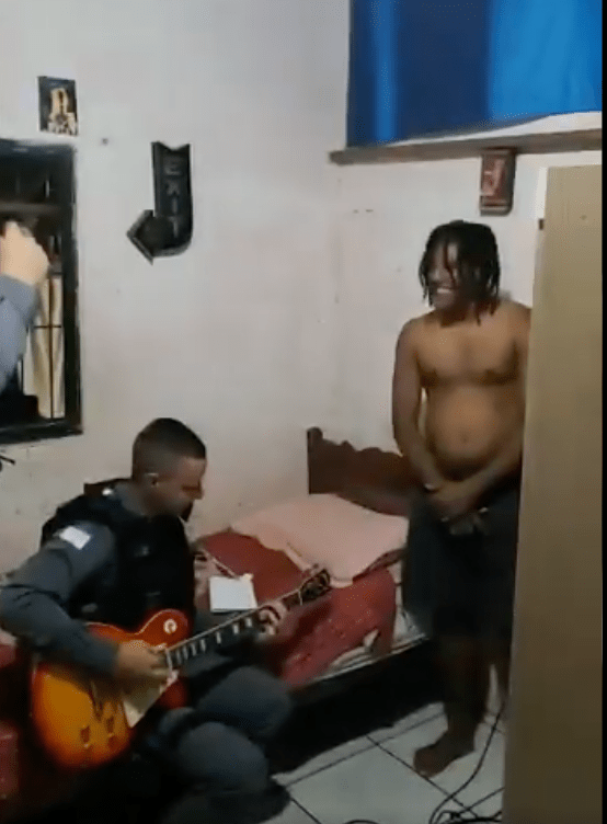 ¡Rifado! Policía detiene a narco; termina tocando rolas de Iron Maiden y Metallica