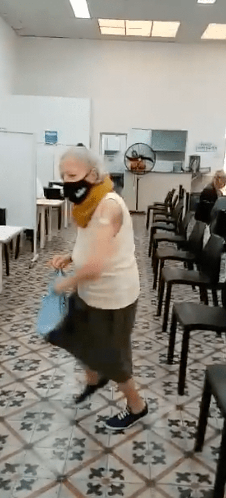 ¡A festejar! Abuelita baila de felicidad luego de recibir la vacuna del coronavirus