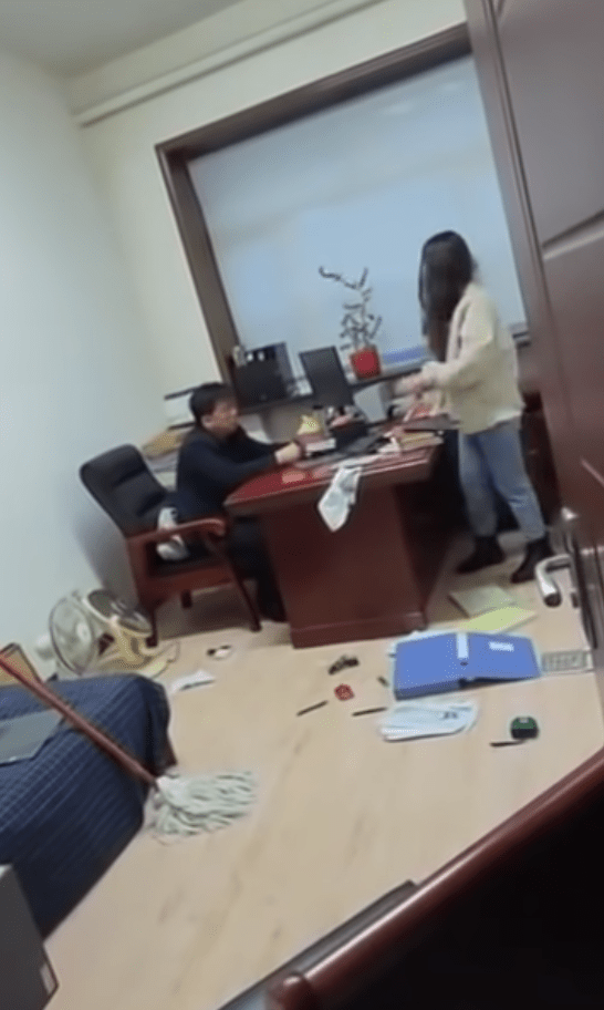 Mujer golpea con un trapeador a su jefe por presunto acoso sexual