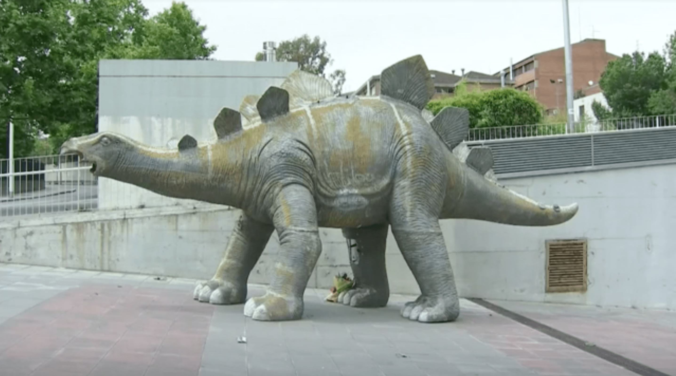 OLV: Hombre murió atrapado dentro de la estatua de un dinosaurio 