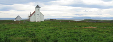 En esta pequeña isla islandesa viven cinco personas y hay un monasterio