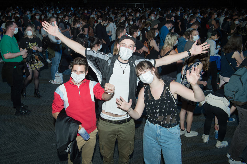 Vuelve la música a París: Organizan concierto de prueba con 5 mil personas