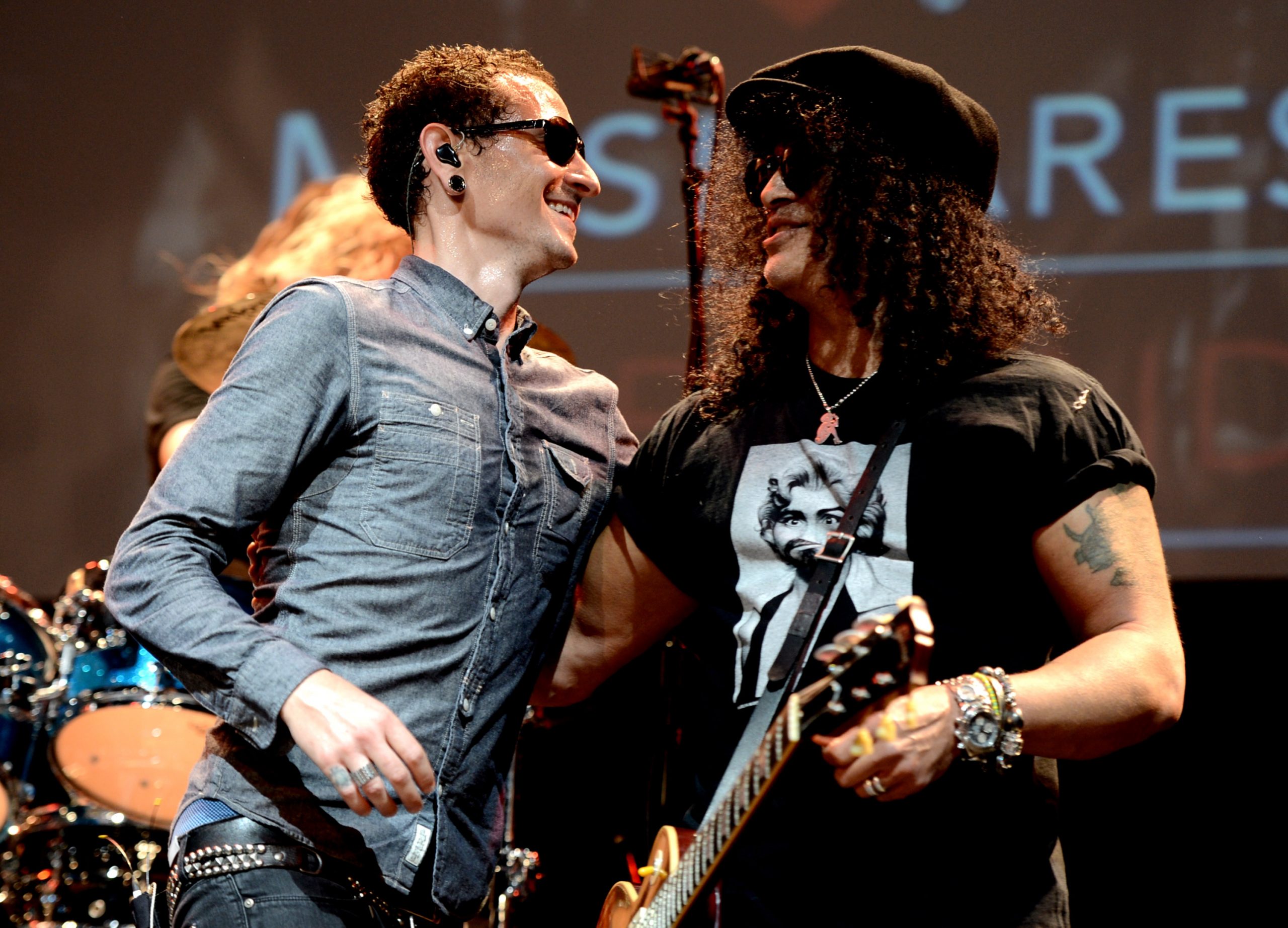 Escucha un fragmento de "Crazy", la canción inédita de Slash y Chester Bennington