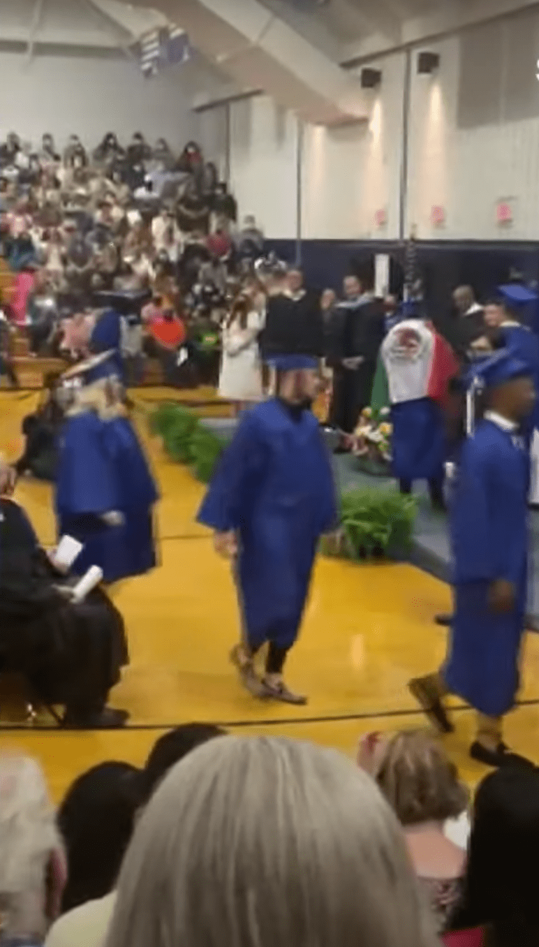 Chale: Niegan diploma a alumno graduado en EU por portar la bandera de México