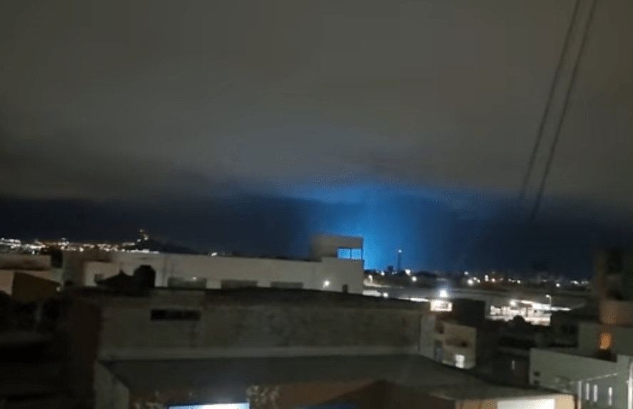 Lo que se sabe de la extraña luz azul que iluminó el cielo de León, Guanajuato 