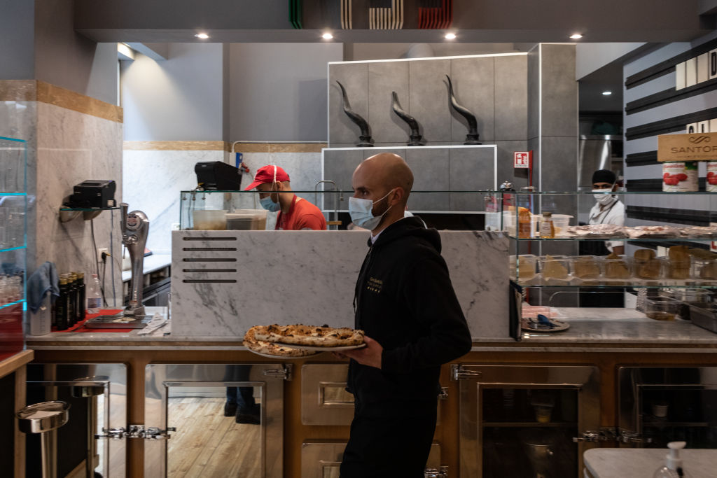 Buscan a una mujer racista que lanzó pimienta a familia afroamericana en pizzería de NY