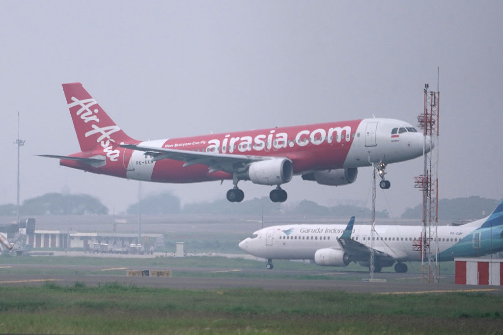  Arrestan al pasajero de un avión por intentar forzar la cabina en pleno vuelo