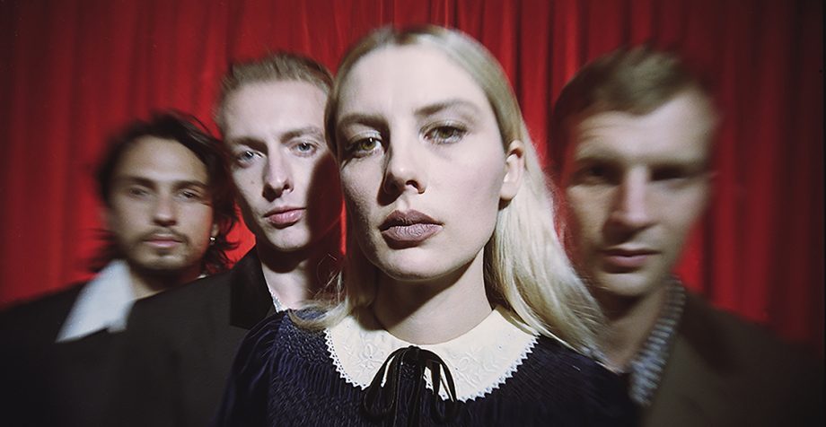 Wolf Alice le entra a las baladas en su nueva rola "No Hard Feelings"