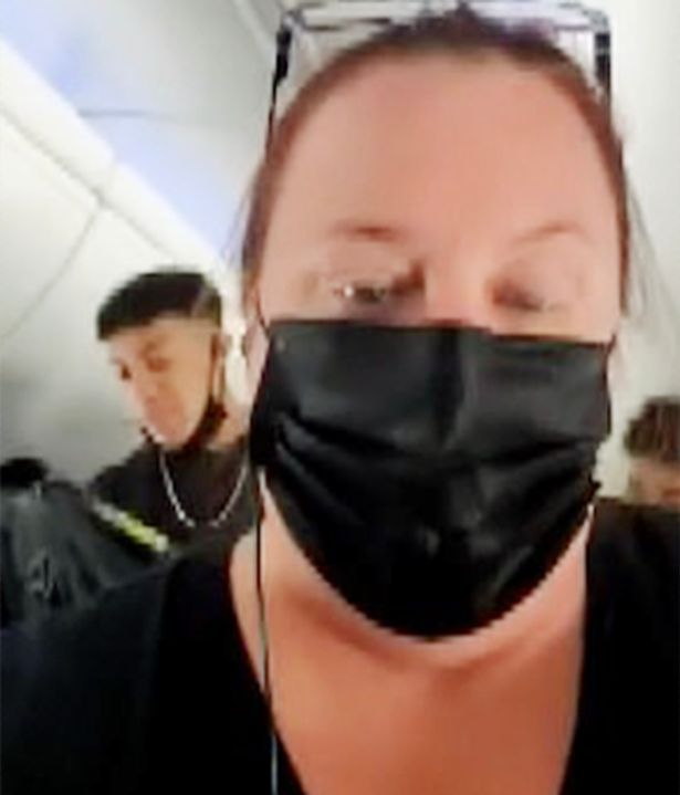 Chale: Adolescentes retrasan vuelo por no querer usar cubrebocas dentro del avión